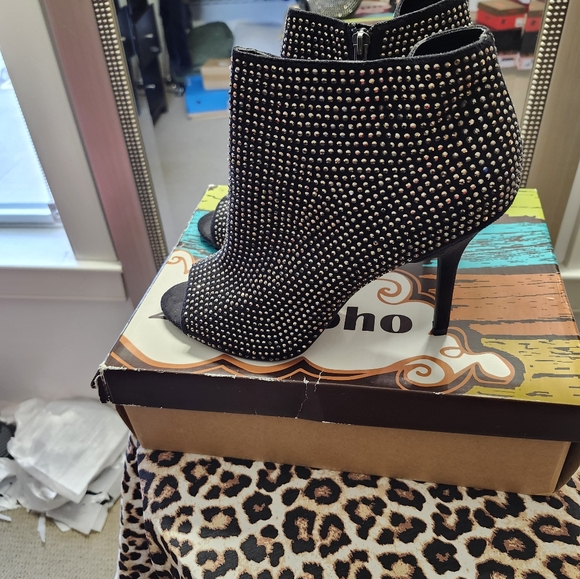 New In Box! Ziggy Soho Capris Studded Peep Toe Ankle Booties, Size 11 - Picture 2 of 5
